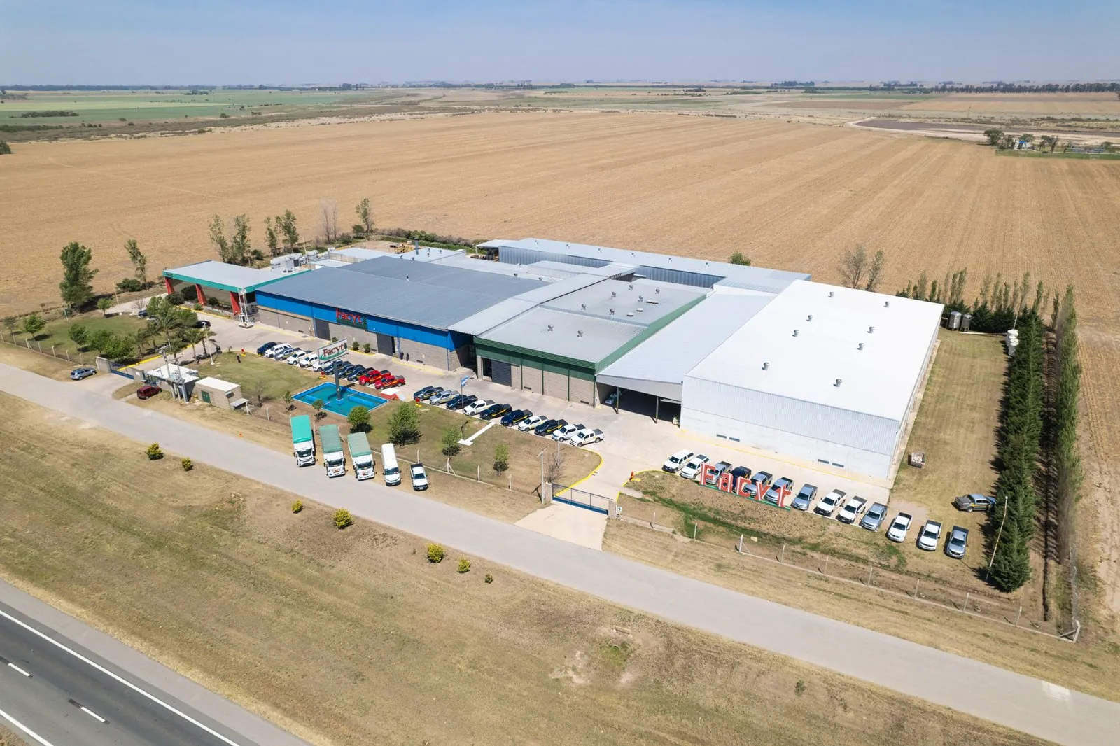 Vista aérea del complejo industrial FACYT en Laguna Larga