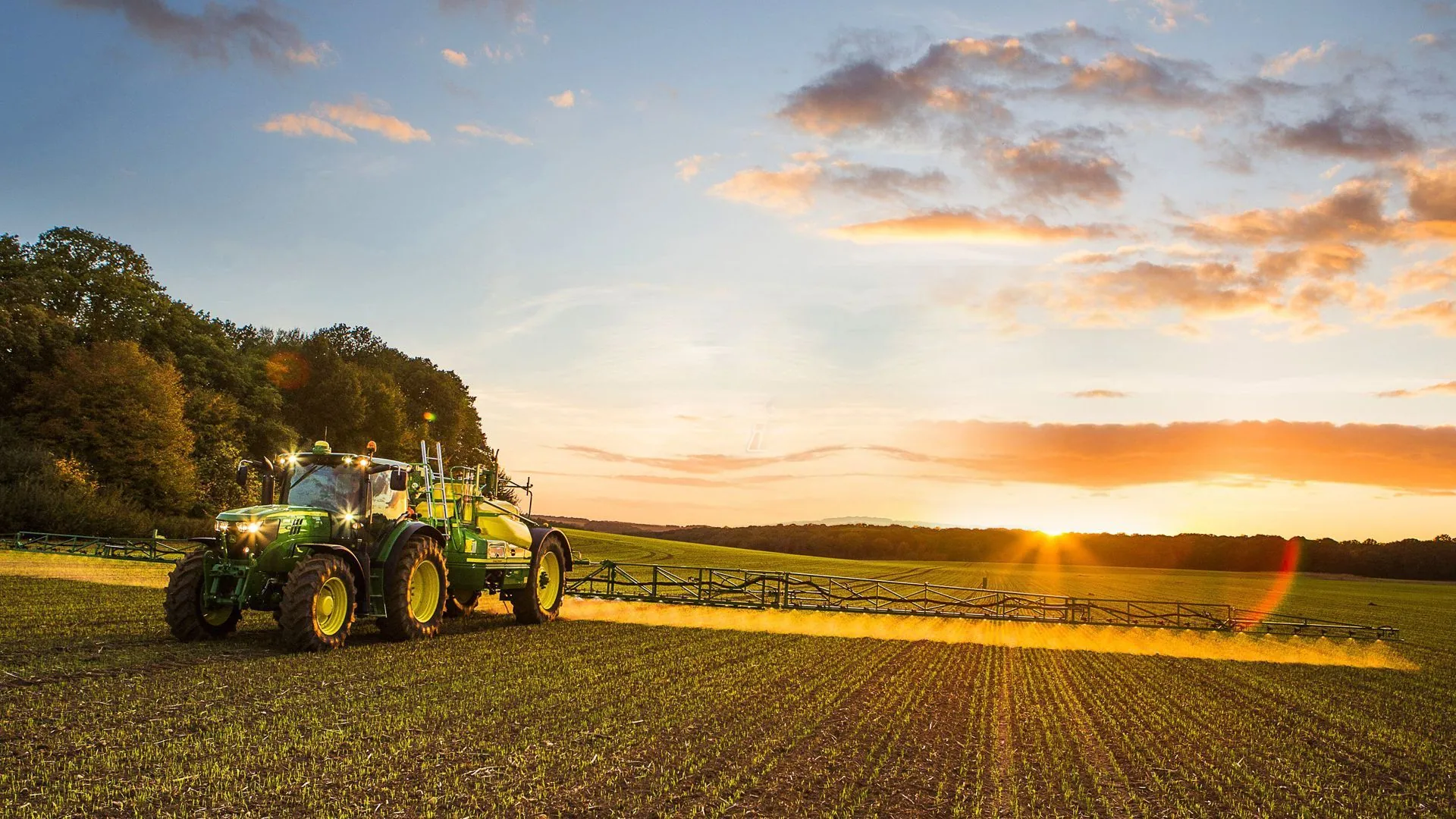 Pulverizadora aplicando agroproductos FACYT al atardecer